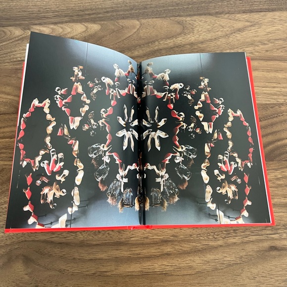 NWT Little Guides To Style - Christian Louboutin - Picture 5 of 7